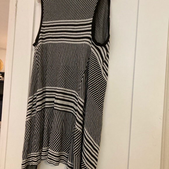 5/$25Chelsea & Theodore black white graphic sweater vest large - Picture 4 of 7